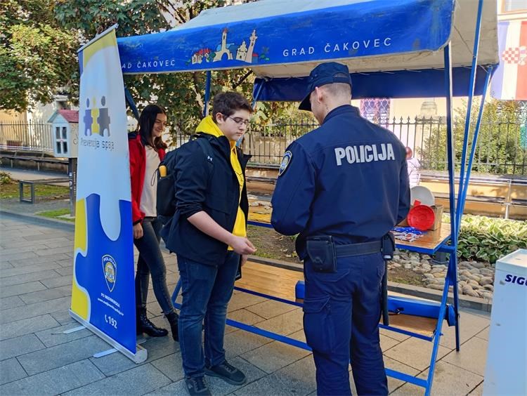 POLICIJA I CRVENI KRIŽ Mobilnim centrom obilježili Europski dan suzbijanja trgovanja ljudima (7)