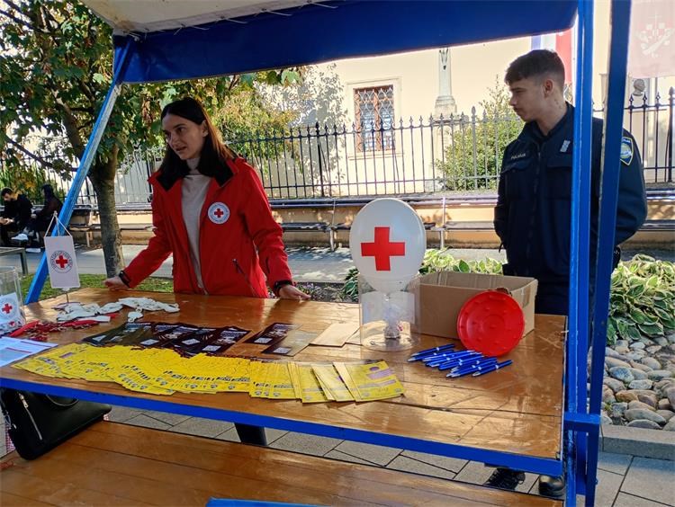 POLICIJA I CRVENI KRIŽ Mobilnim centrom obilježili Europski dan suzbijanja trgovanja ljudima (8)