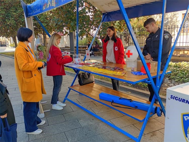 POLICIJA I CRVENI KRIŽ Mobilnim centrom obilježili Europski dan suzbijanja trgovanja ljudima (9)