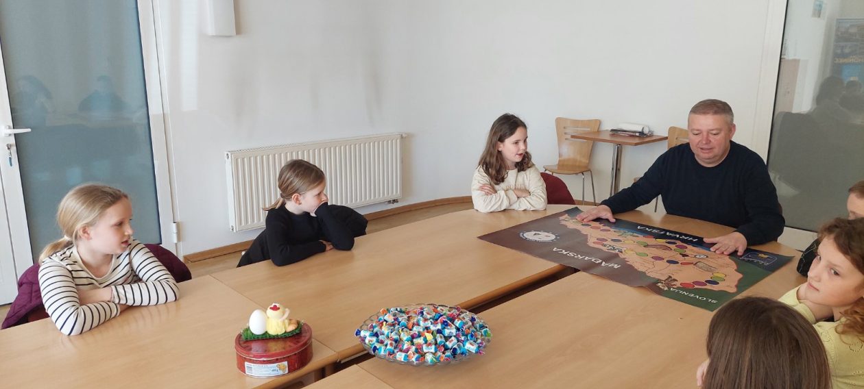 POSJET NAČELNIKU Učenici iz Strahoninca osmislili igru „Međimurska meja“ (2) POSJET NAČELNIKU Učenici iz Strahoninca osmislili igru „Međimurska meja“ (2)