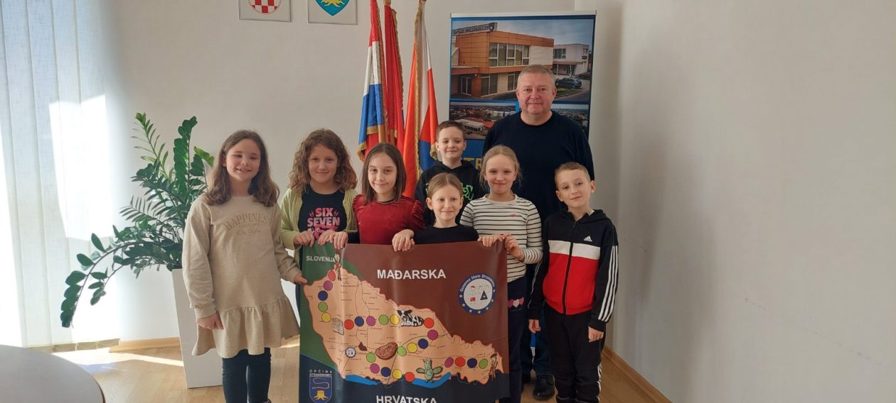 POSJET NAČELNIKU Učenici iz Strahoninca osmislili igru „Međimurska meja“ (3) POSJET NAČELNIKU Učenici iz Strahoninca osmislili igru „Međimurska meja“ (3)