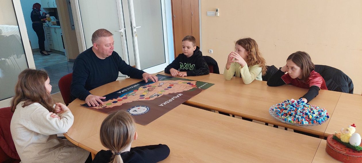 POSJET NAČELNIKU Učenici iz Strahoninca osmislili igru „Međimurska meja“ (4) POSJET NAČELNIKU Učenici iz Strahoninca osmislili igru „Međimurska meja“ (4)