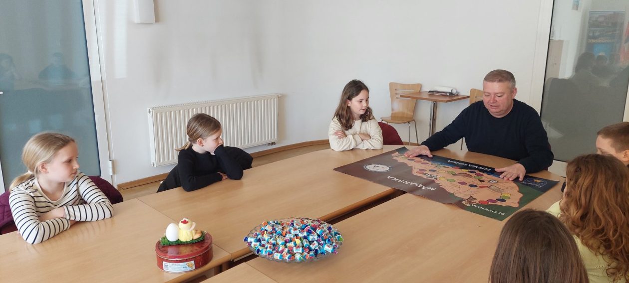 POSJET NAČELNIKU Učenici iz Strahoninca osmislili igru „Međimurska meja“ (5) POSJET NAČELNIKU Učenici iz Strahoninca osmislili igru „Međimurska meja“ (5)