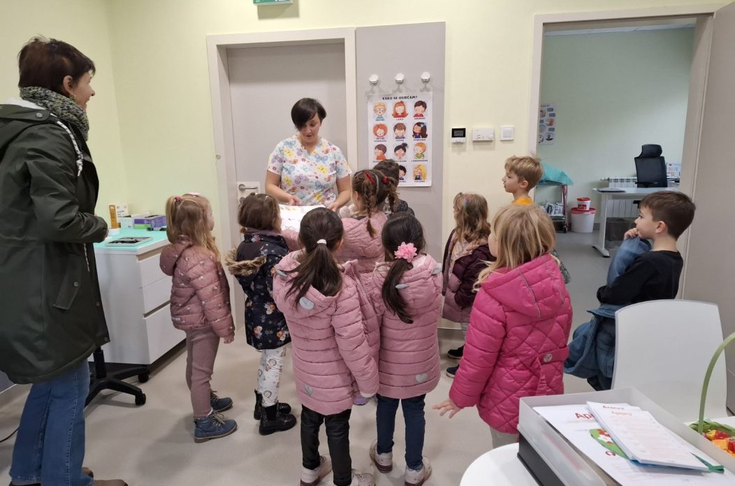 POSJET PEDIJATRU Djeca iz “Bambija” upoznala rad liječnice u Čakovcu (1) POSJET PEDIJATRU Djeca iz “Bambija” upoznala rad liječnice u Čakovcu (1)