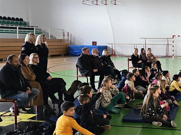 POŠTUJTE NAŠE ZNAKOVE Edukativni program okupio najmlađe u Murskom Središću (2) POŠTUJTE NAŠE ZNAKOVE Edukativni program okupio najmlađe u Murskom Središću (2)