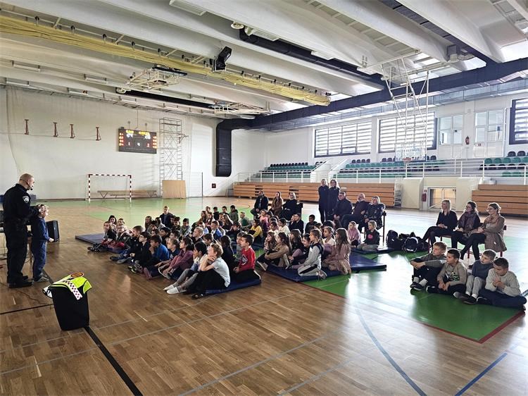 POŠTUJTE NAŠE ZNAKOVE Edukativni program okupio najmlađe u Murskom Središću (8) POŠTUJTE NAŠE ZNAKOVE Edukativni program okupio najmlađe u Murskom Središću (8)