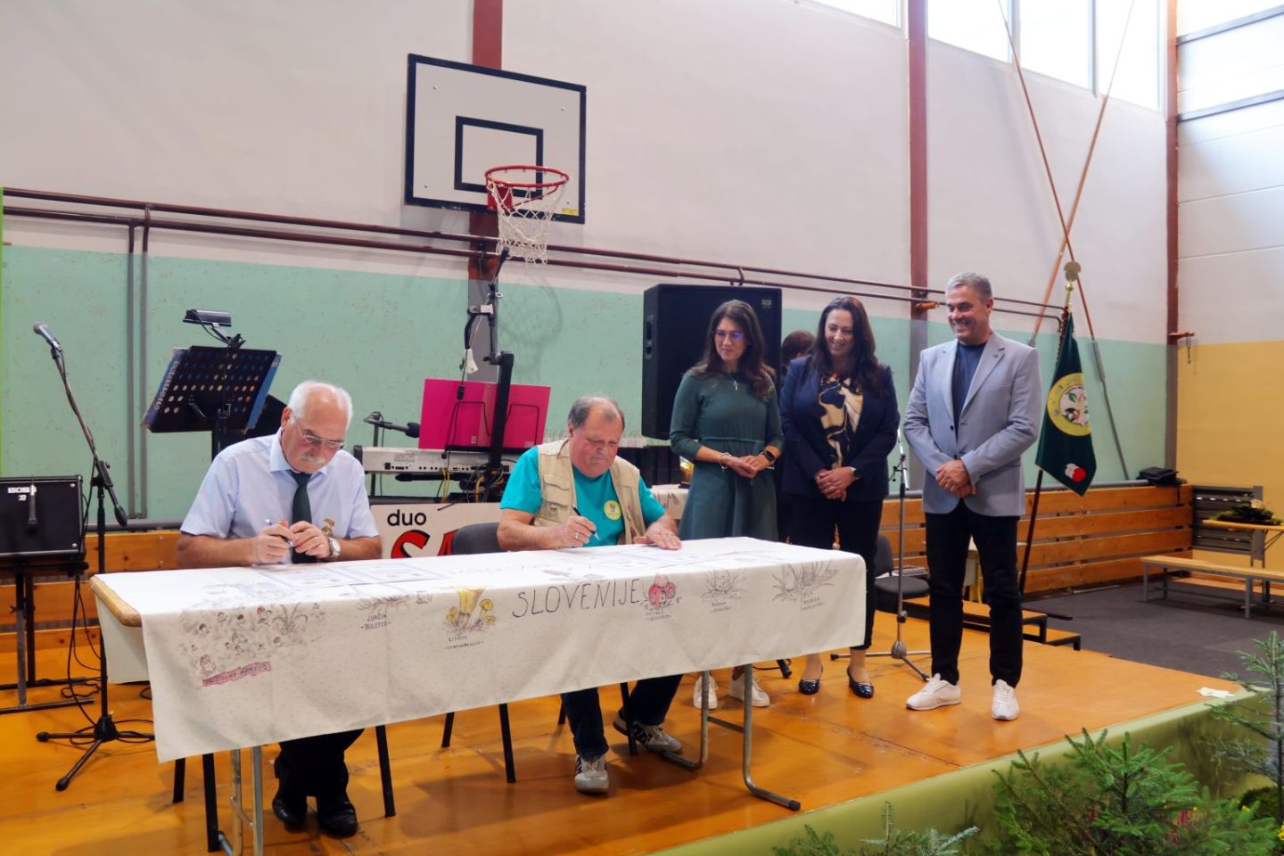 POTPISANA POVELJA Prijateljstvo ‘Smrčka’ i ‘Ježeka’ potvrđeno na ‘Ježkarijadi’ (13)