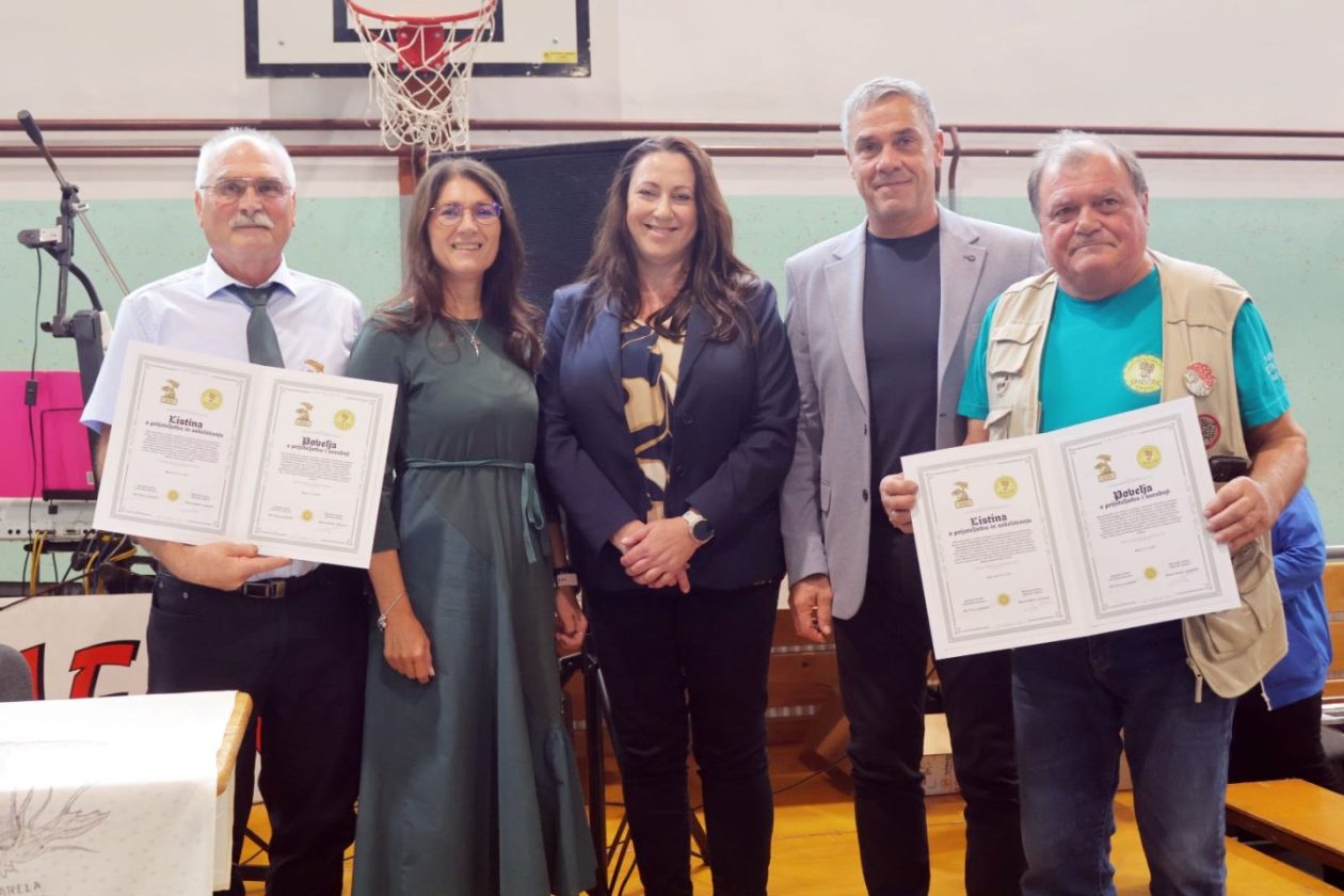 POTPISANA POVELJA Prijateljstvo ‘Smrčka’ i ‘Ježeka’ potvrđeno na ‘Ježkarijadi’ (15)