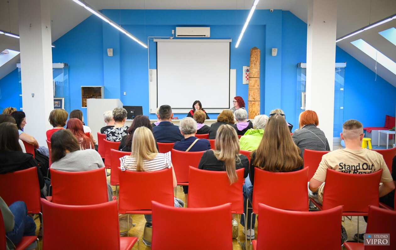 PRELOG Književna večer s Julijanom Matanović ispunila dvoranu knjižnice (7)