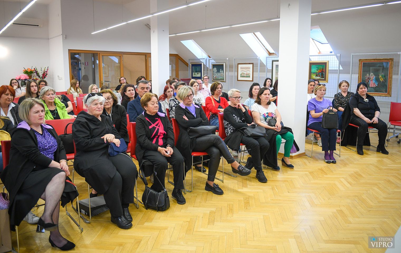 PRELOG Književna večer s Julijanom Matanović ispunila dvoranu knjižnice (8) PRELOG Književna večer s Julijanom Matanović ispunila dvoranu knjižnice (8)