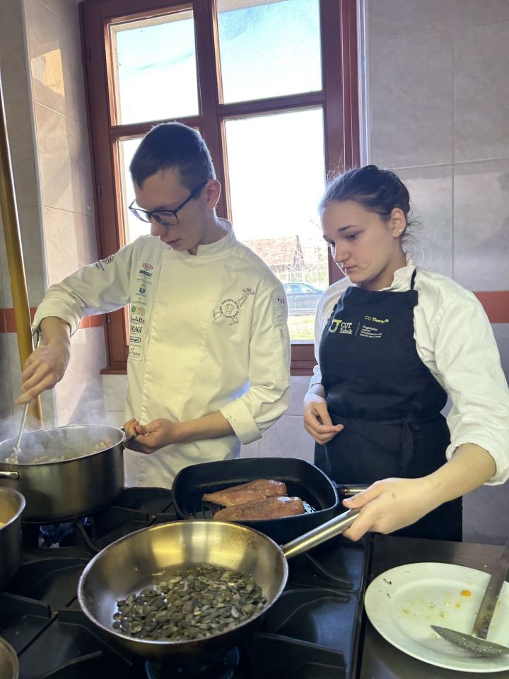 PRELOG Mladi kuhari učili kako kuhati za osobe s celijakijom (11) PRELOG Mladi kuhari učili kako kuhati za osobe s celijakijom (14)