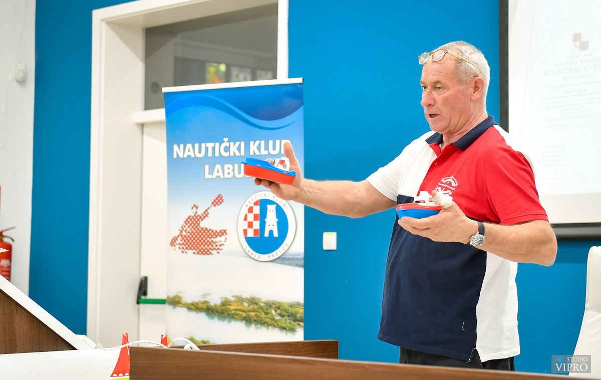 PRELOG Nautički klub Labud organizirao tečaj za voditelje čamca (19)