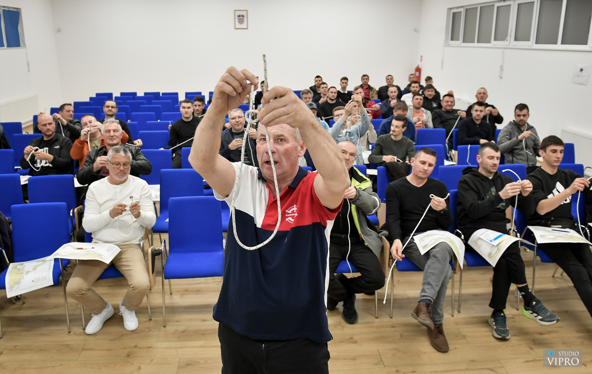 PRELOG Nautički klub Labud organizirao tečaj za voditelje čamca (19)