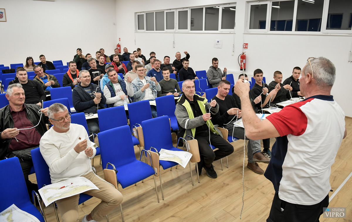 PRELOG Nautički klub Labud organizirao tečaj za voditelje čamca (19)