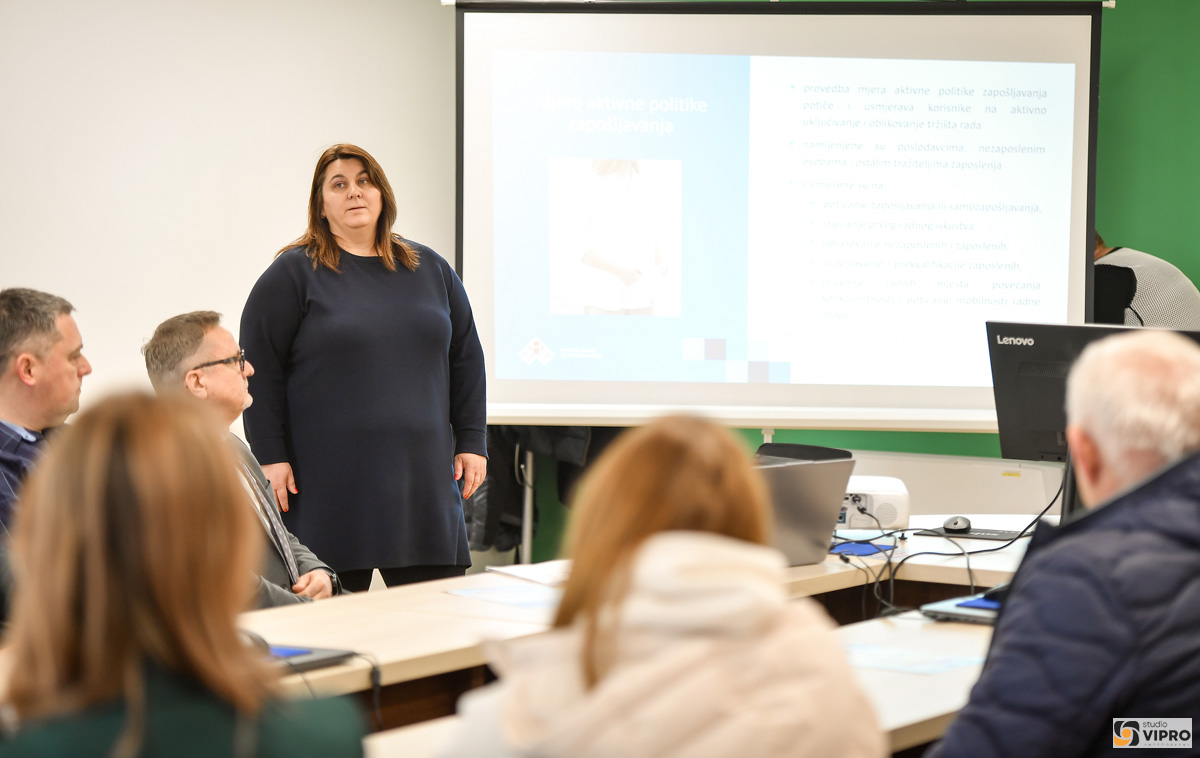 PRELOG Održano predavanje za gospodarstvenike o mjerama zapošljavanja u 2026. godini (9)