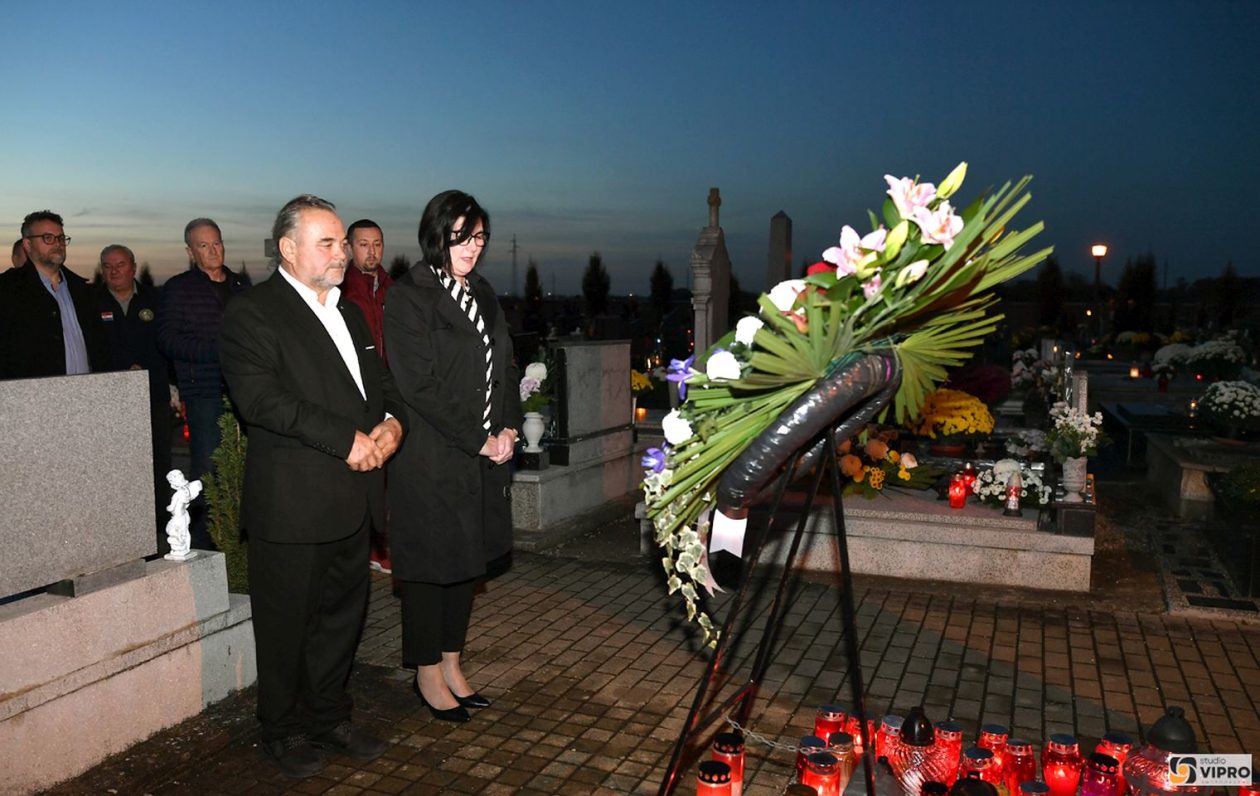 PRELOG PAMTI Položeni vijenci na centralnim križevima u Draškovcu, Cirkovljanu, Svetom Jurju i Prelogu (23)