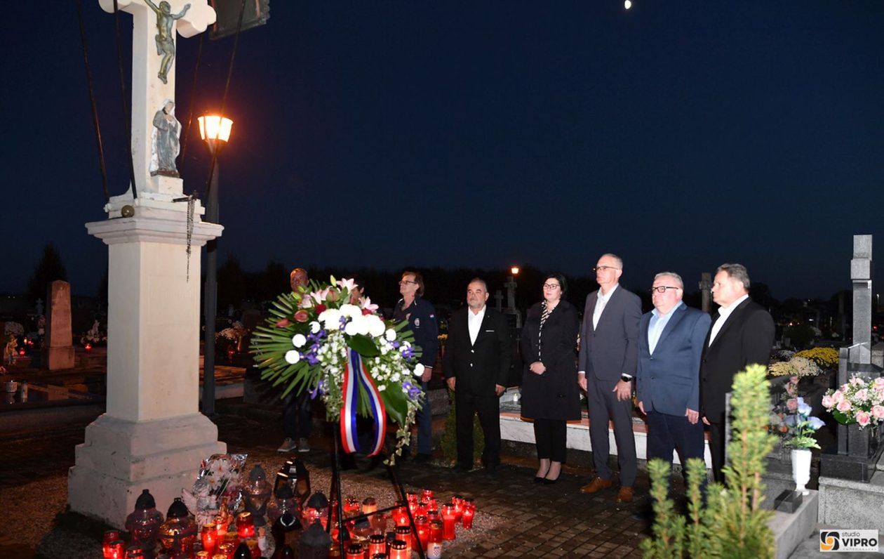 PRELOG PAMTI Položeni vijenci na centralnim križevima u Draškovcu, Cirkovljanu, Svetom Jurju i Prelogu (26)