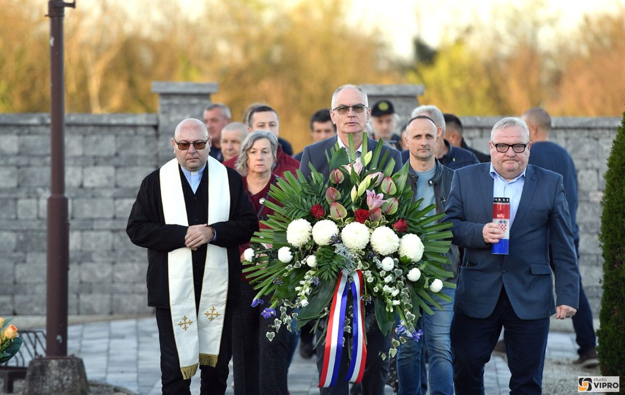 PRELOG PAMTI Položeni vijenci na centralnim križevima u Draškovcu, Cirkovljanu, Svetom Jurju i Prelogu (28)