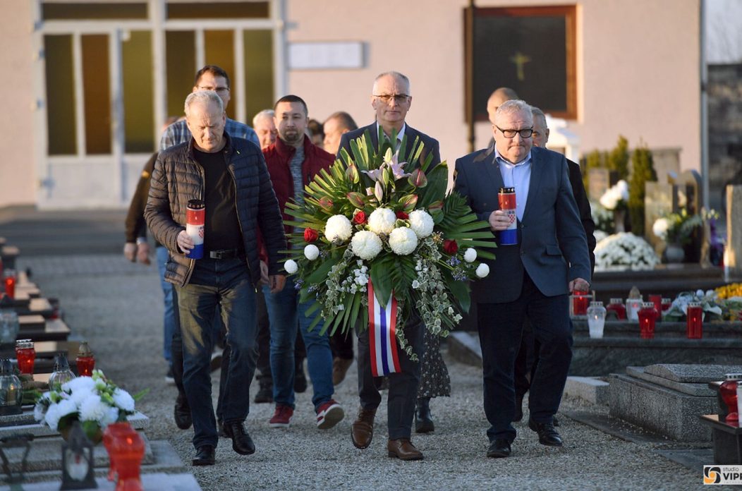 PRELOG PAMTI Položeni vijenci na centralnim križevima u Draškovcu, Cirkovljanu, Svetom Jurju i Prelogu (7)