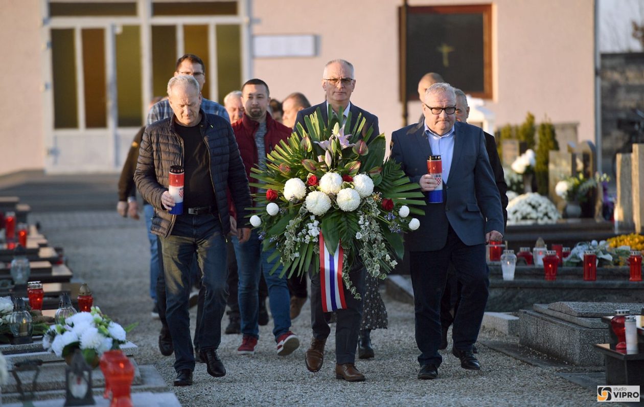 PRELOG PAMTI Položeni vijenci na centralnim križevima u Draškovcu, Cirkovljanu, Svetom Jurju i Prelogu (7)