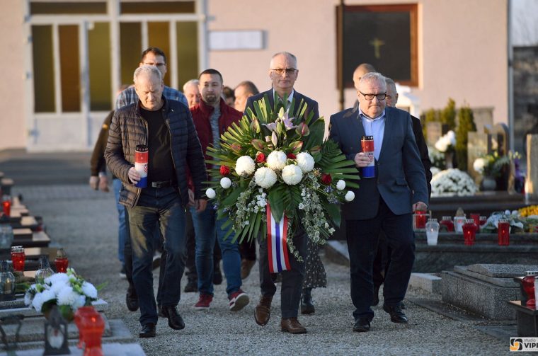 PRELOG PAMTI Položeni vijenci na centralnim križevima u Draškovcu, Cirkovljanu, Svetom Jurju i Prelogu (7)