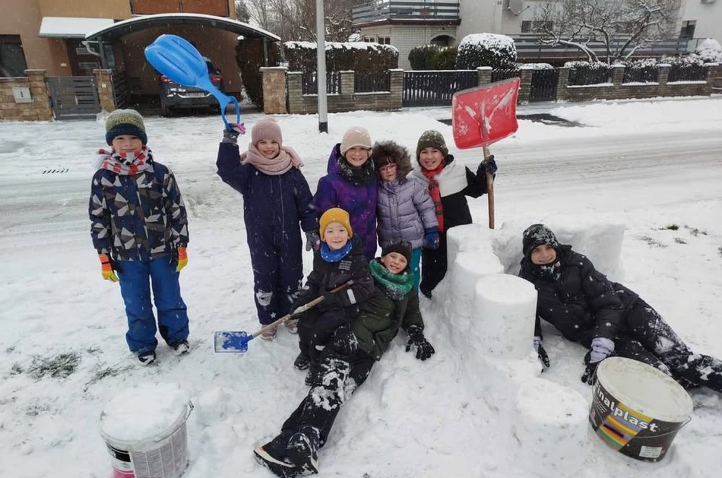 PRELOG POD SNIJEGOM Veselje u ulici A. Mihanovića uz snježni iglu i rođendane (5) PRELOG POD SNIJEGOM Veselje u ulici A. Mihanovića uz snježni iglu i rođendane (5)