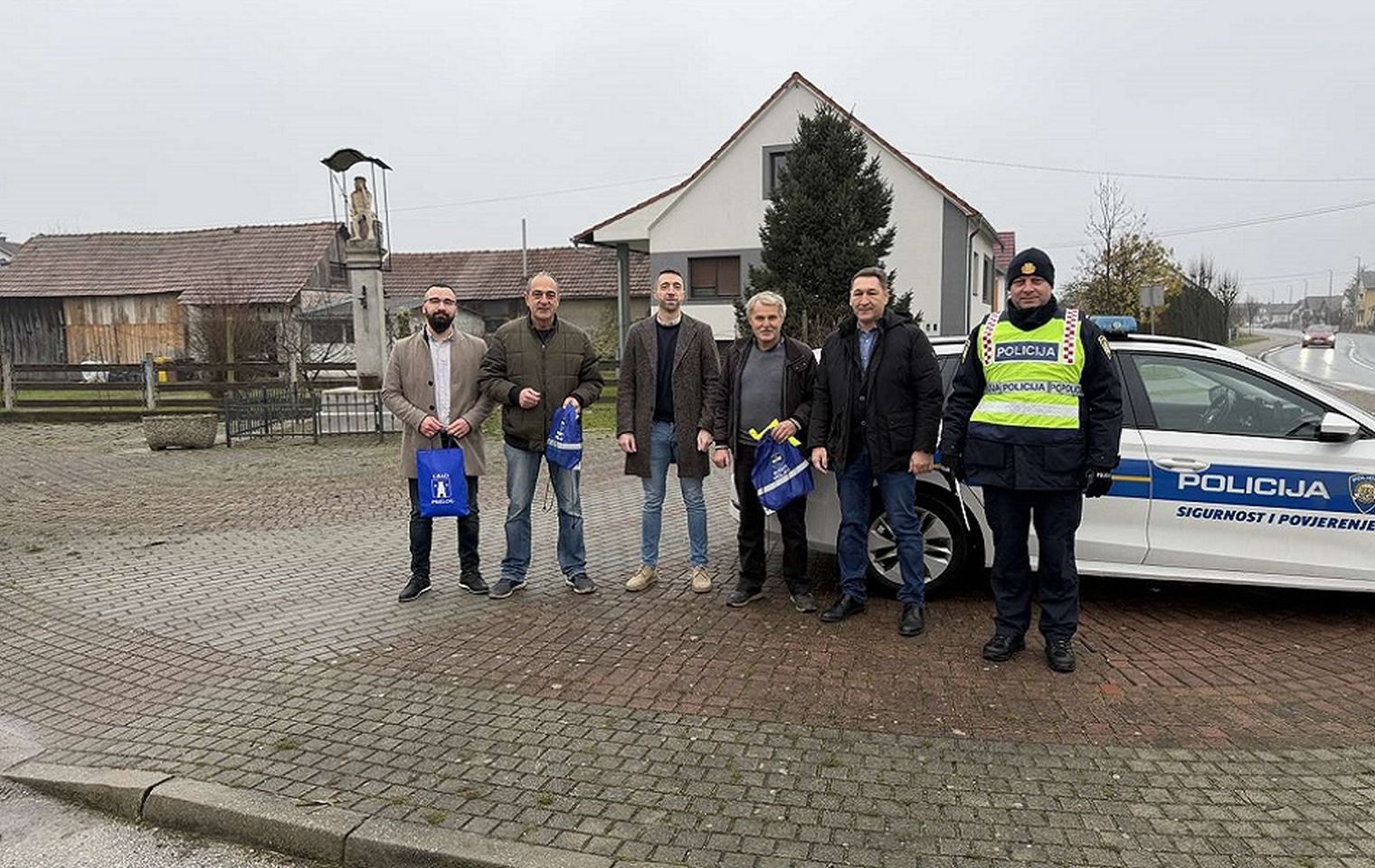 PRELOG Policija nagradila najsavjesnije vozače uoči Božića (1)