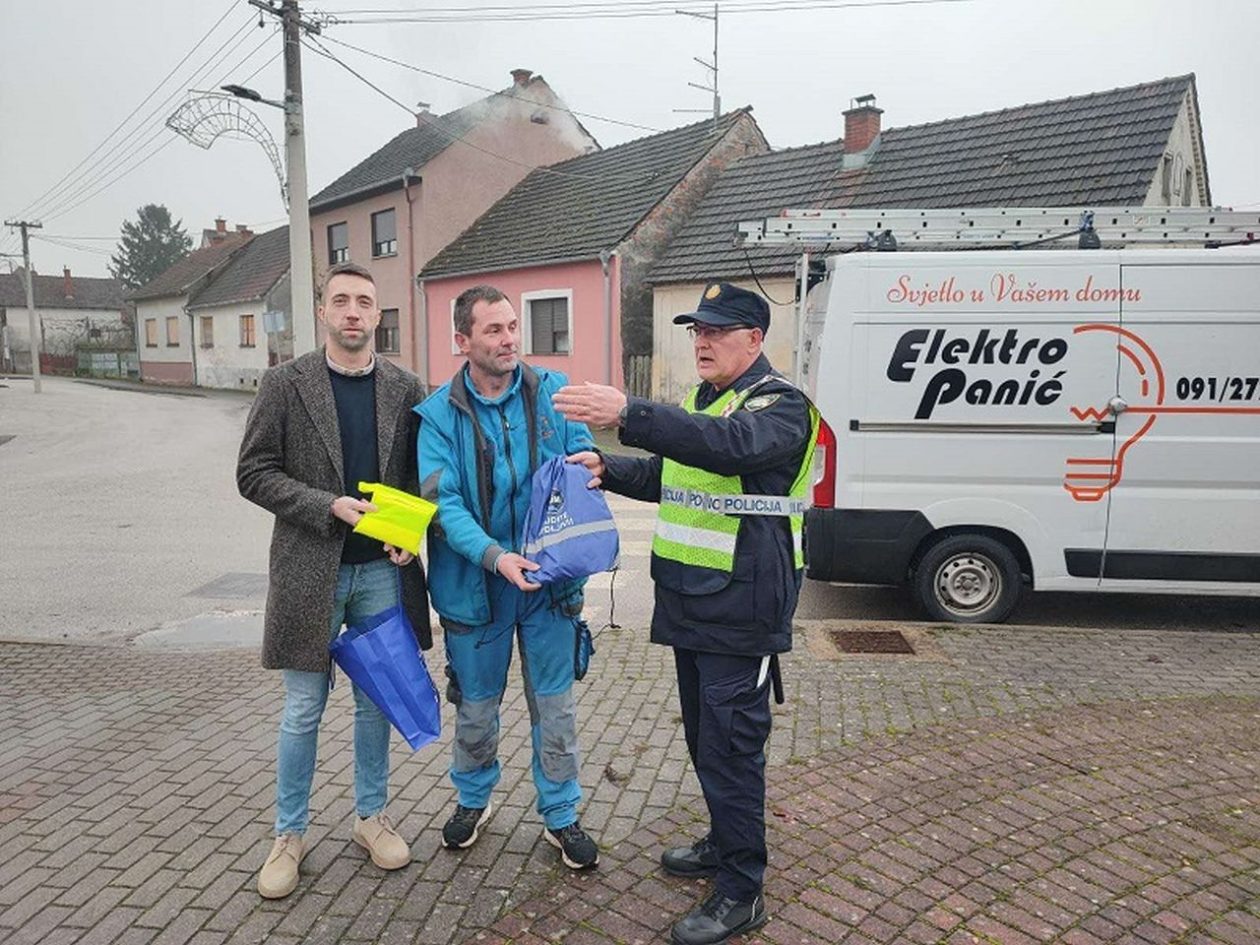 PRELOG Policija nagradila najsavjesnije vozače uoči Božića (5)