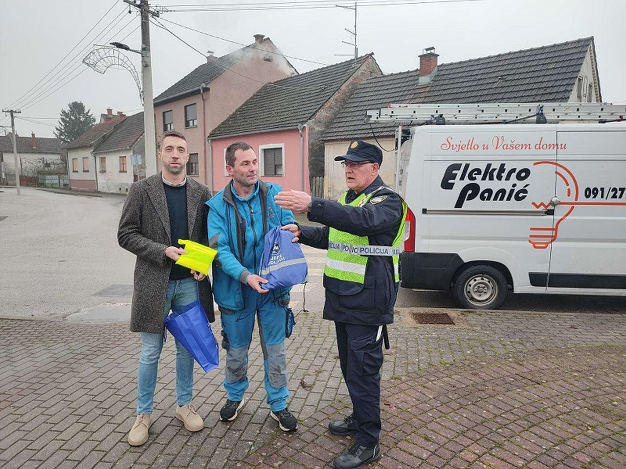 PRELOG Policija nagradila najsavjesnije vozače uoči Božića (5)