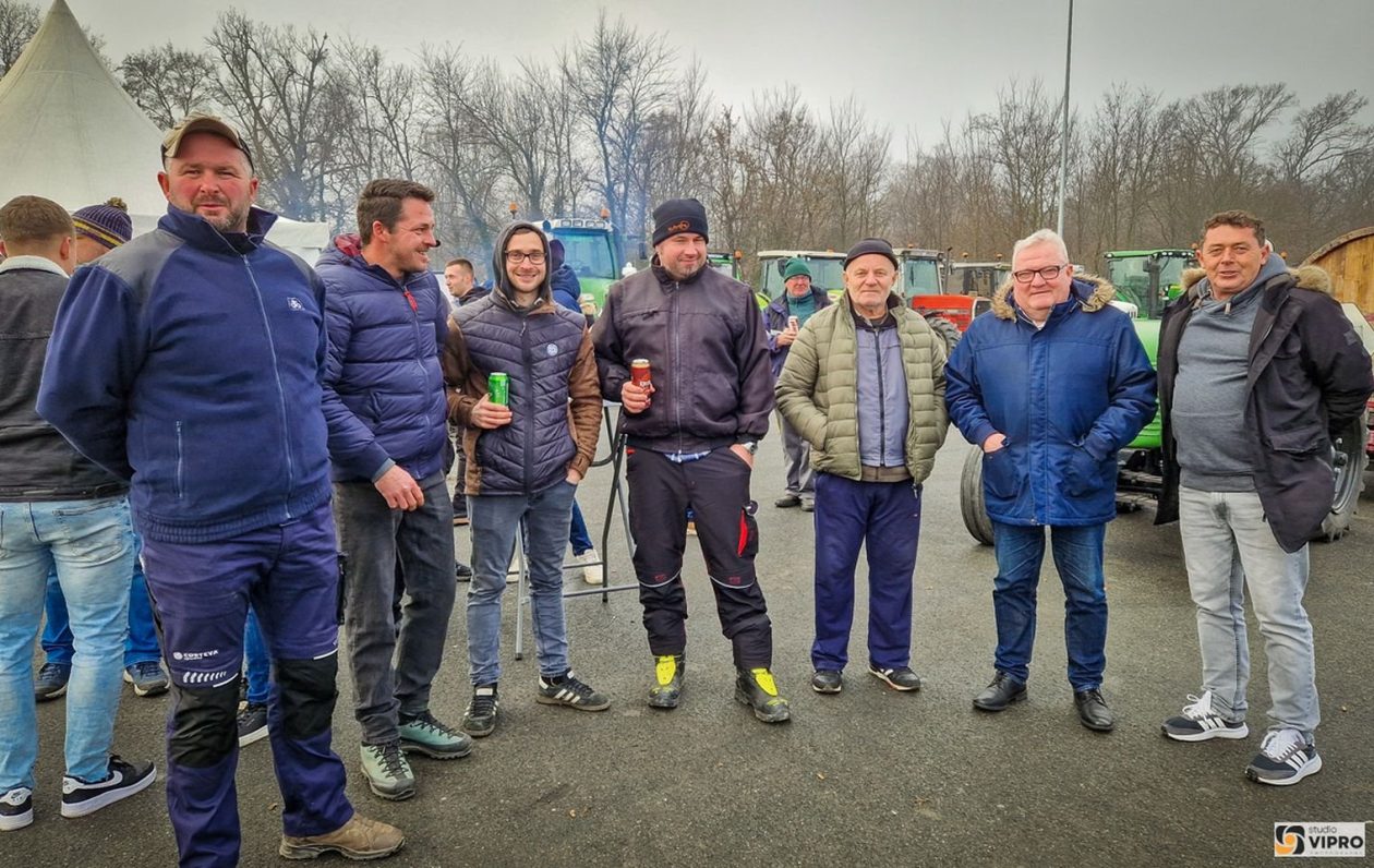 PRELOG Poljoprivrednici uz traktore i druženje ispratili kraj godine (1)