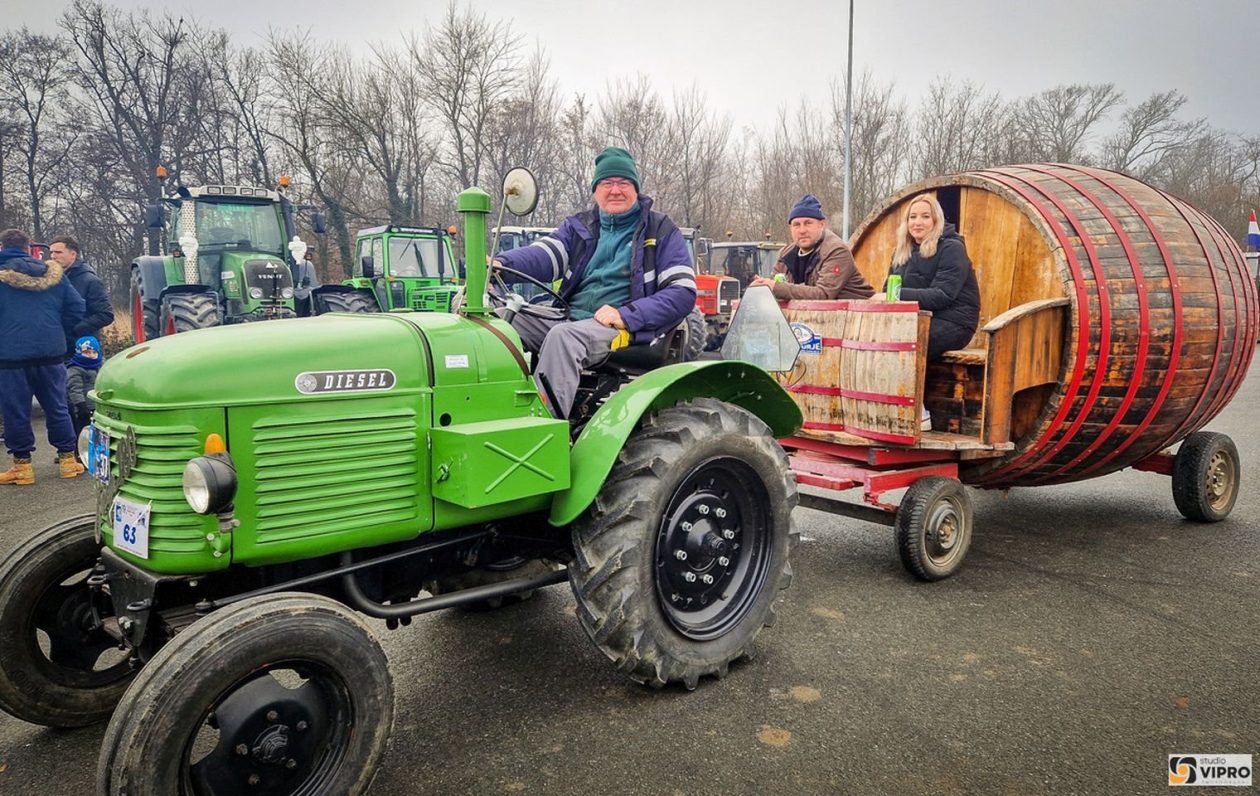 PRELOG Poljoprivrednici uz traktore i druženje ispratili kraj godine (2)