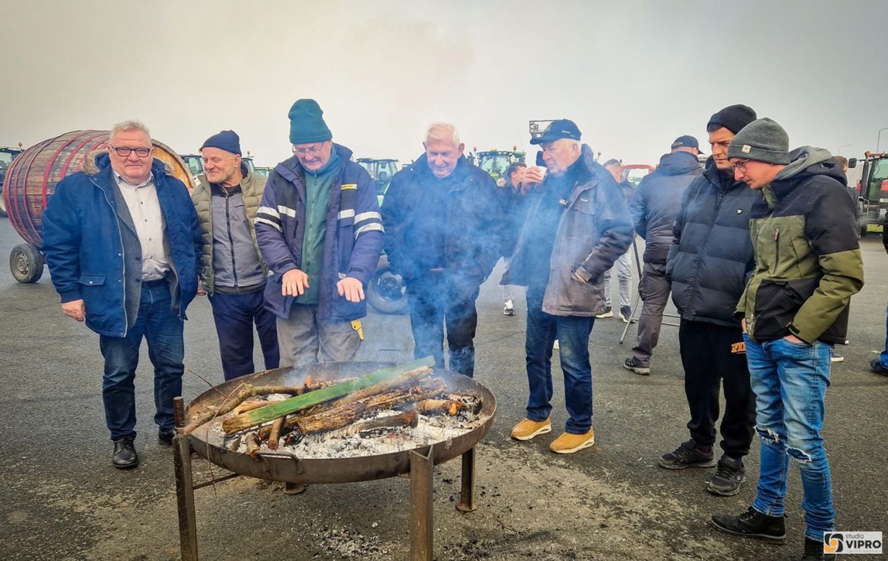 PRELOG Poljoprivrednici uz traktore i druženje ispratili kraj godine (8)