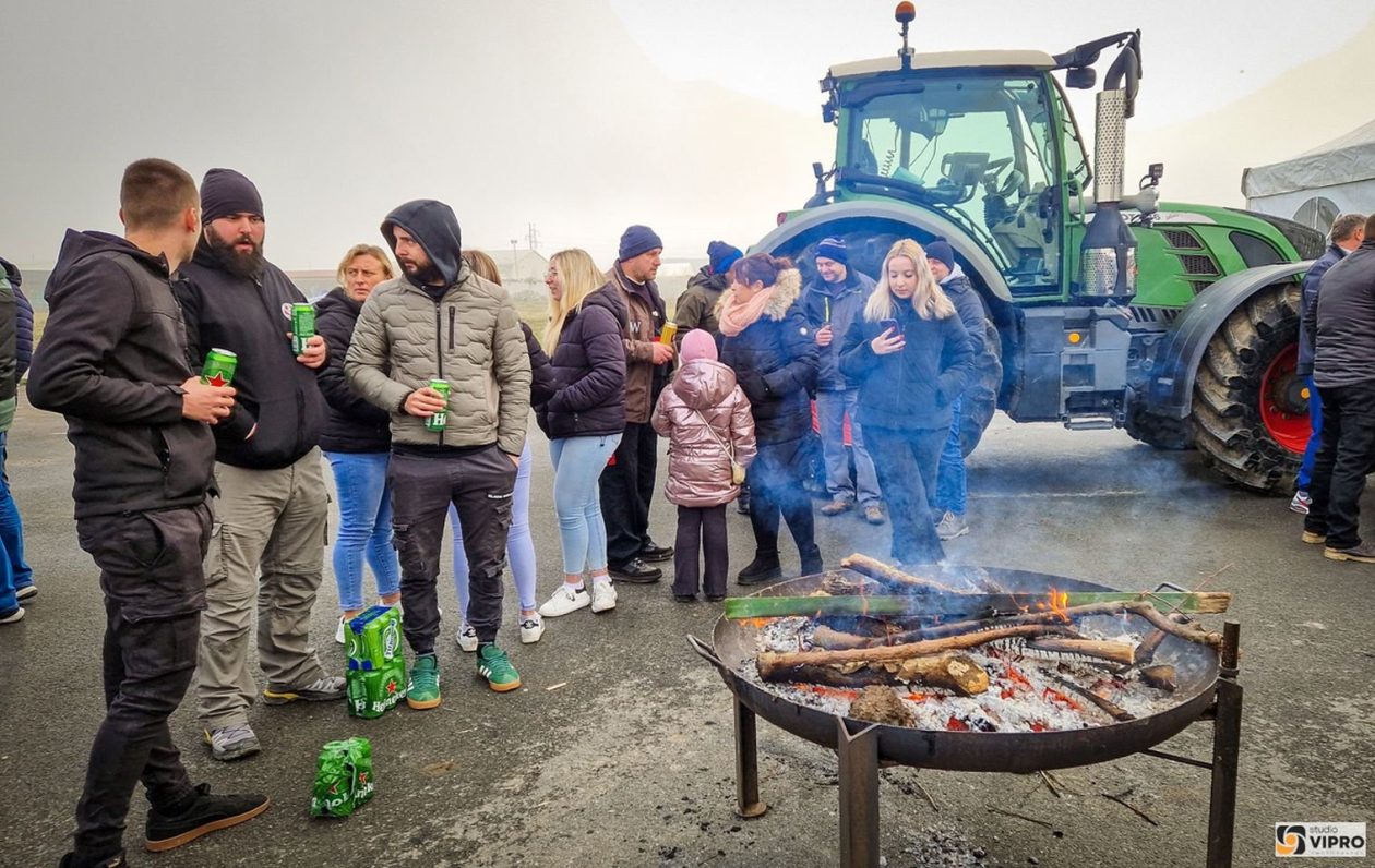 PRELOG Poljoprivrednici uz traktore i druženje ispratili kraj godine (9)
