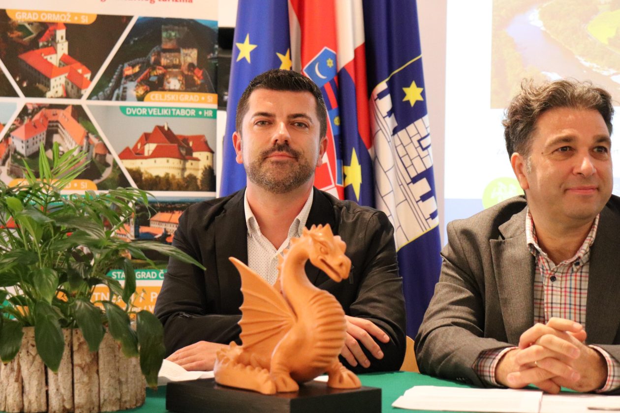 PRESS LIVING CASTLES 20 (12)