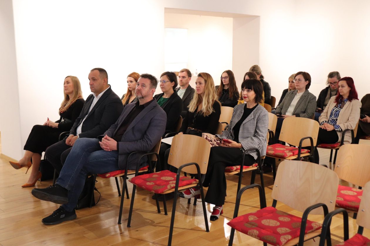 PRESS LIVING CASTLES 20 (8)