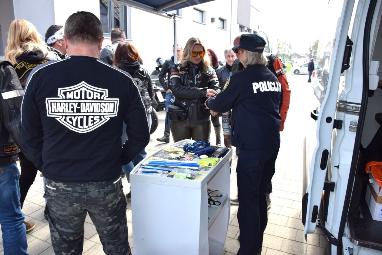 PREVENCIJA U SAVSKOJ VESI Policija educirala motocikliste o sigurnoj vožnji (1) PREVENCIJA U SAVSKOJ VESI Policija educirala motocikliste o sigurnoj vožnji (1)
