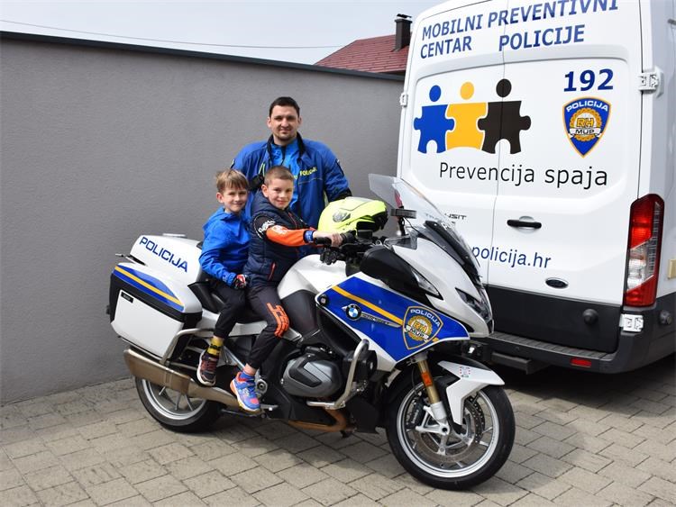 PREVENCIJA U SAVSKOJ VESI Policija educirala motocikliste o sigurnoj vožnji (11) PREVENCIJA U SAVSKOJ VESI Policija educirala motocikliste o sigurnoj vožnji (11)