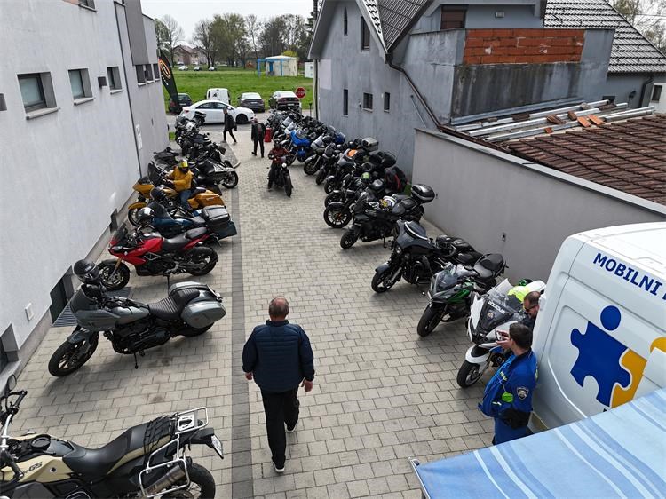 PREVENCIJA U SAVSKOJ VESI Policija educirala motocikliste o sigurnoj vožnji (12) PREVENCIJA U SAVSKOJ VESI Policija educirala motocikliste o sigurnoj vožnji (12)