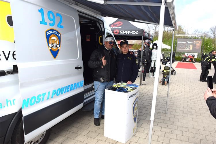 PREVENCIJA U SAVSKOJ VESI Policija educirala motocikliste o sigurnoj vožnji (15) PREVENCIJA U SAVSKOJ VESI Policija educirala motocikliste o sigurnoj vožnji (15)