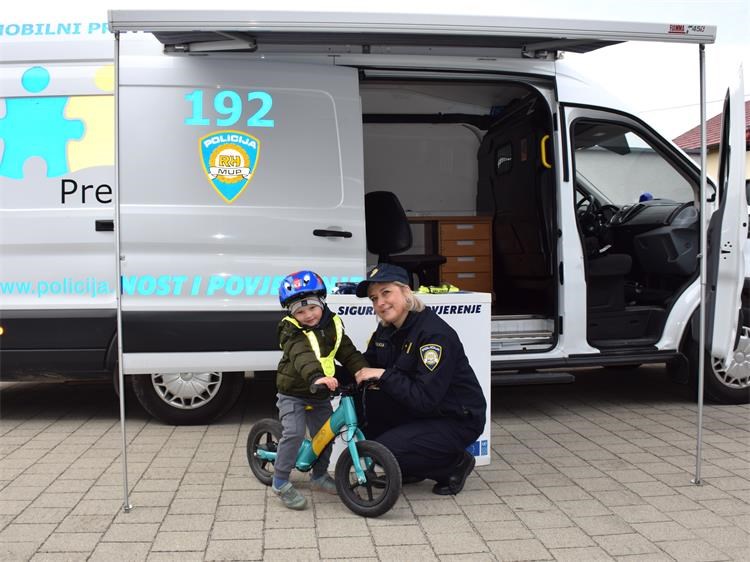 PREVENCIJA U SAVSKOJ VESI Policija educirala motocikliste o sigurnoj vožnji (9) PREVENCIJA U SAVSKOJ VESI Policija educirala motocikliste o sigurnoj vožnji (9)