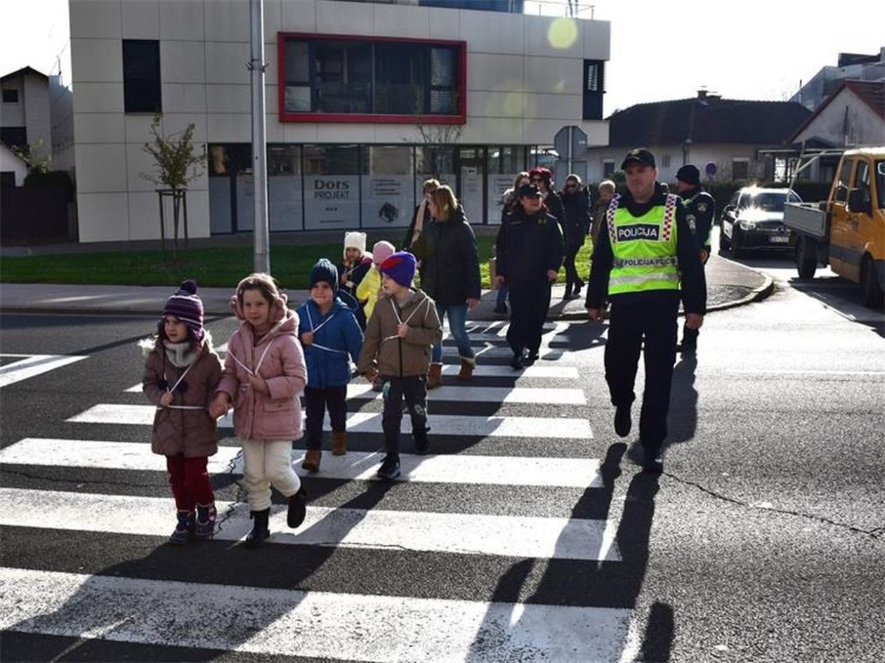 PREVENTIVNA AKCIJA Mališani dijelili crteže s porukama vozačima u Čakovcu (2)