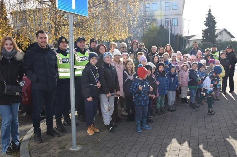 PREVENTIVNA AKCIJA Mališani dijelili crteže s porukama vozačima u Čakovcu (3)