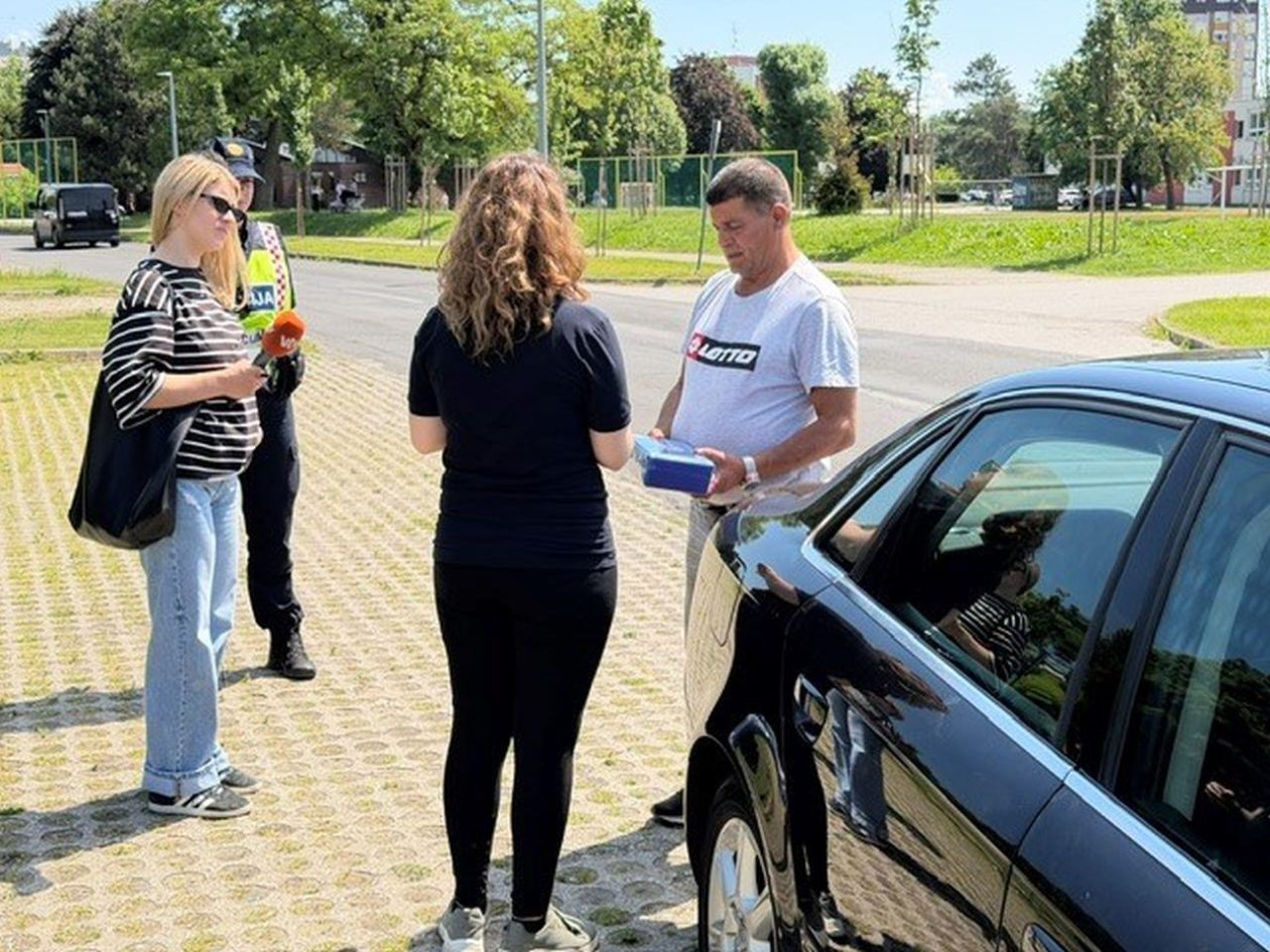 PREVENTIVNA KONTROLA Policija i Crveni križ provjeravali opremu vozača u Čakovcu (3)