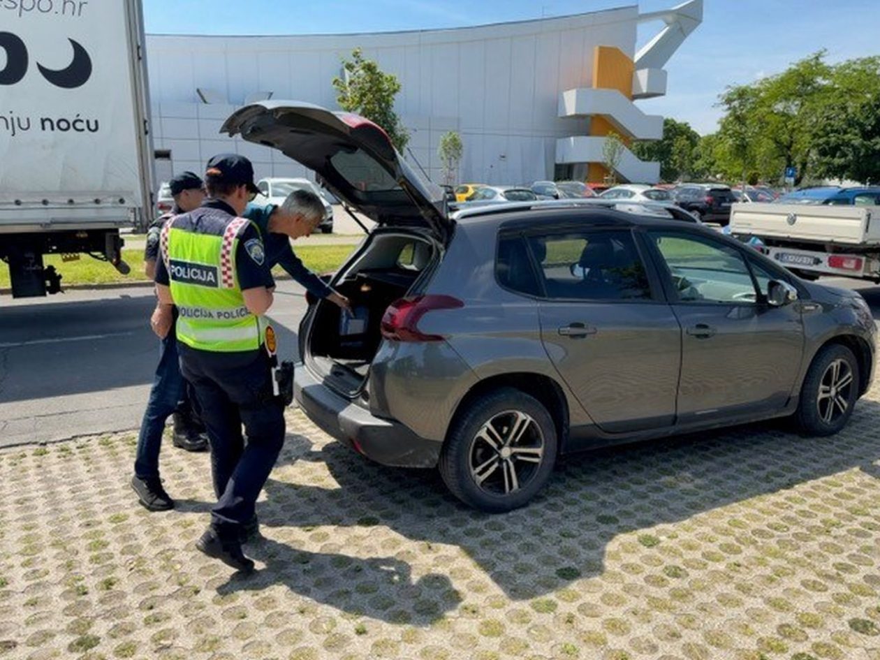 PREVENTIVNA KONTROLA Policija i Crveni križ provjeravali opremu vozača u Čakovcu (5)