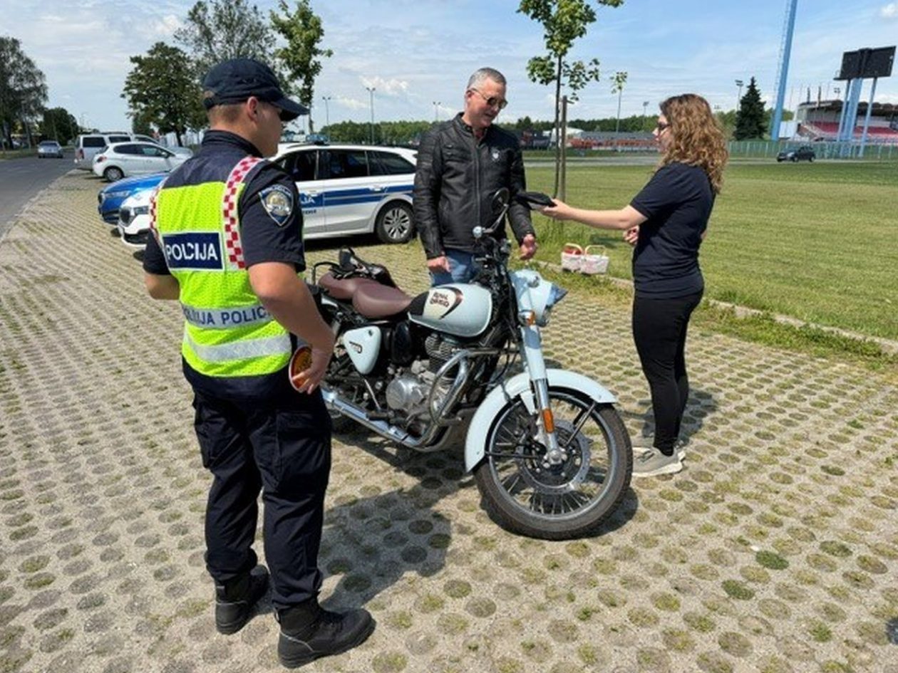 PREVENTIVNA KONTROLA Policija i Crveni križ provjeravali opremu vozača u Čakovcu (8)