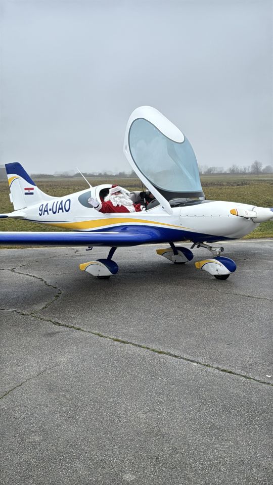 PRIBISLAVEC Djed Mraz sletio avionom i priredio nezaboravno blagdansko slavlje (11)