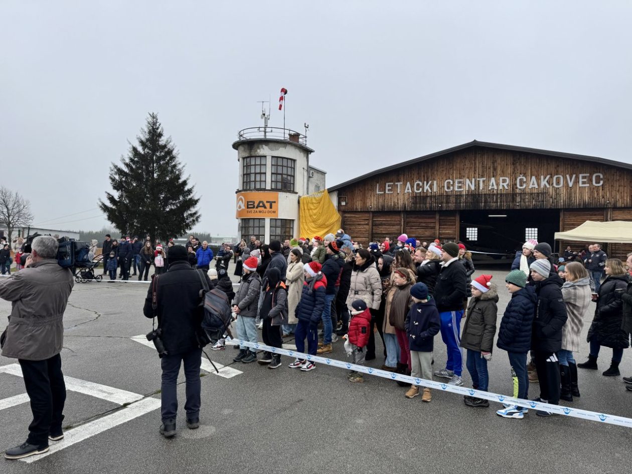 PRIBISLAVEC Djed Mraz sletio avionom i priredio nezaboravno blagdansko slavlje (17) PRIBISLAVEC Djed Mraz sletio avionom i priredio nezaboravno blagdansko slavlje (17)