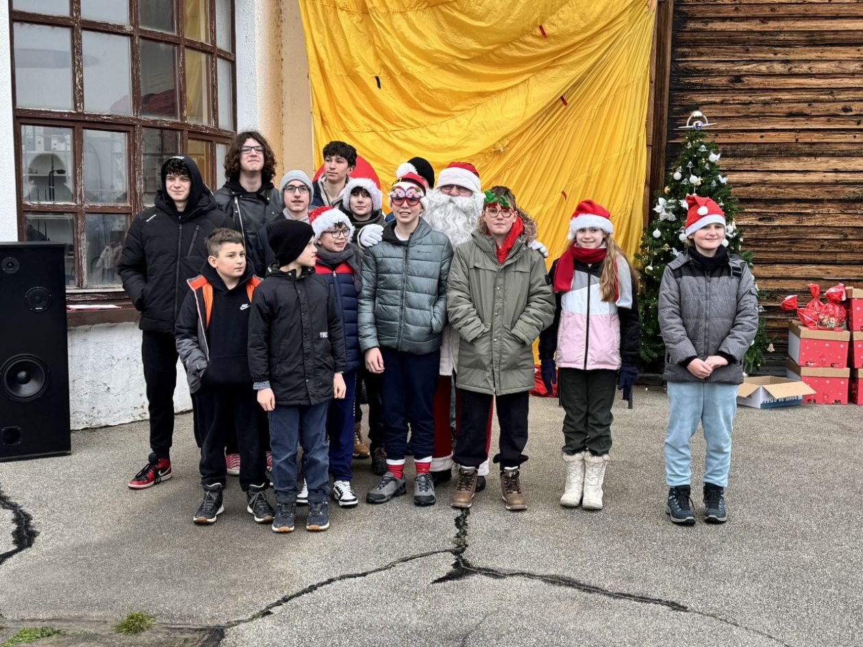 PRIBISLAVEC Djed Mraz sletio avionom i priredio nezaboravno blagdansko slavlje (20) PRIBISLAVEC Djed Mraz sletio avionom i priredio nezaboravno blagdansko slavlje (20)