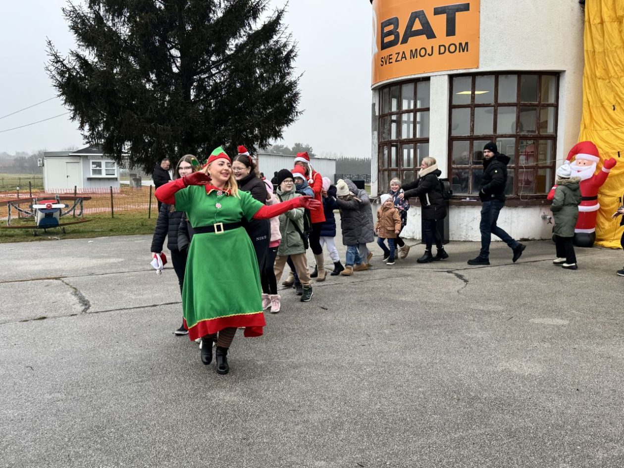 PRIBISLAVEC Djed Mraz sletio avionom i priredio nezaboravno blagdansko slavlje (22) PRIBISLAVEC Djed Mraz sletio avionom i priredio nezaboravno blagdansko slavlje (22)