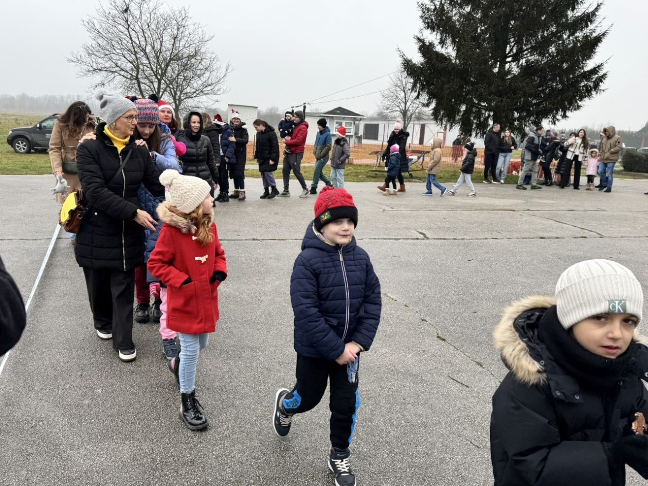 PRIBISLAVEC Djed Mraz sletio avionom i priredio nezaboravno blagdansko slavlje (23) PRIBISLAVEC Djed Mraz sletio avionom i priredio nezaboravno blagdansko slavlje (23)